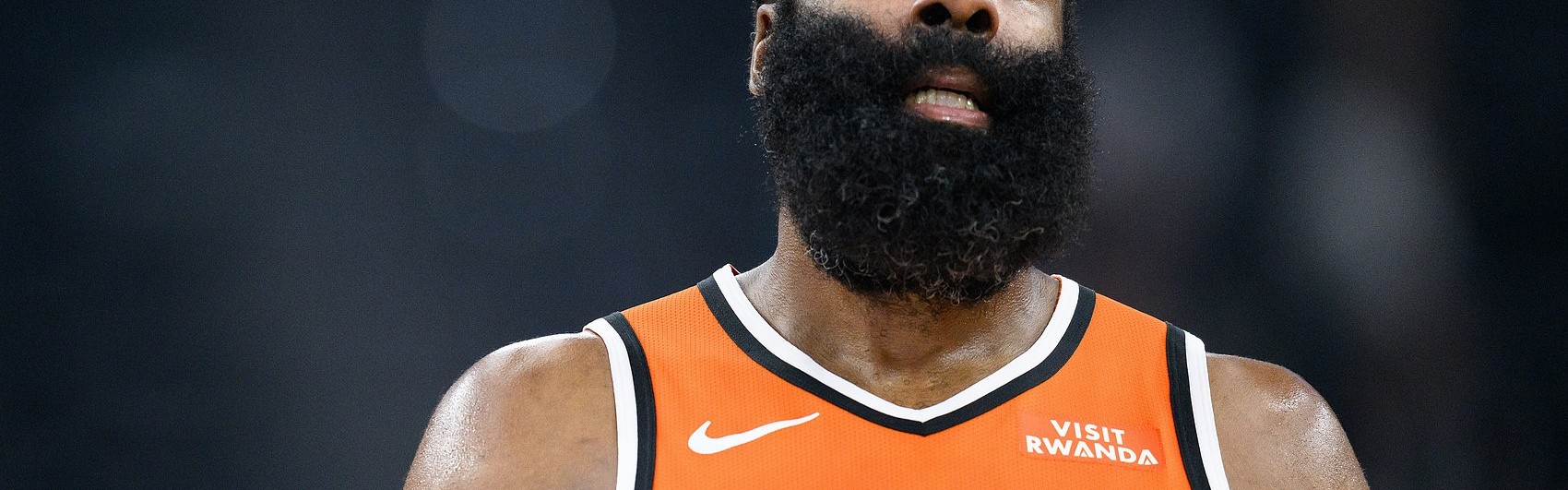 外线开炮！哈登持球单打 连续撤步三分命中稳住局势