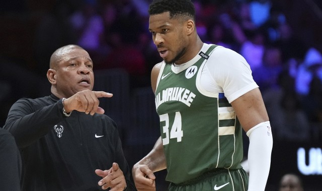 手机老虎机-雄鹿过去4场分别输29、23、27、18分 四场合计输97分创队史纪录